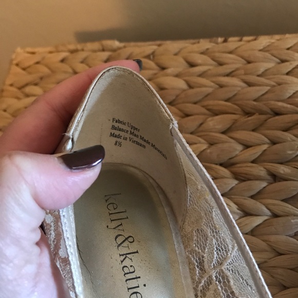 Satin and lace champagne heels - Picture 3 of 6